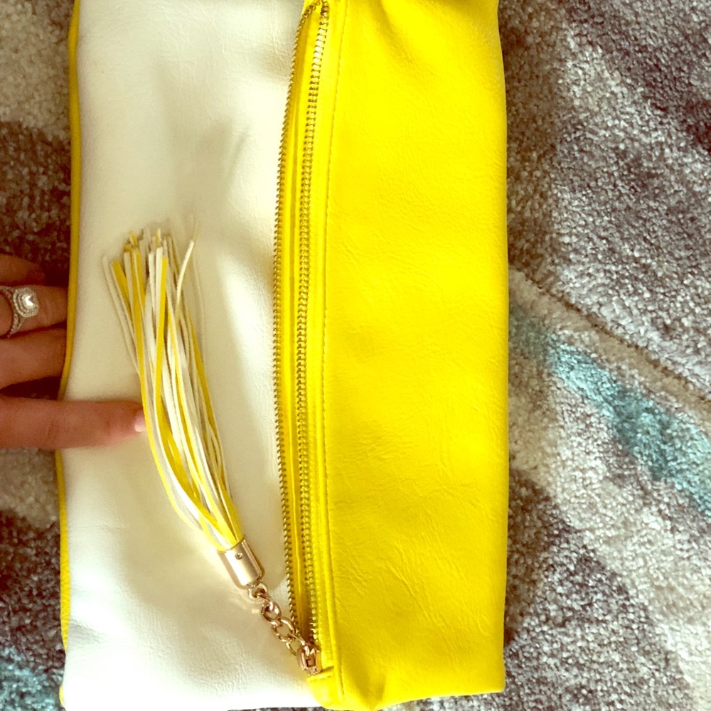 Cute summer clutch! 💛💛